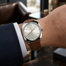 TOMI T-084 Men's Leather Strap Quartz Watch